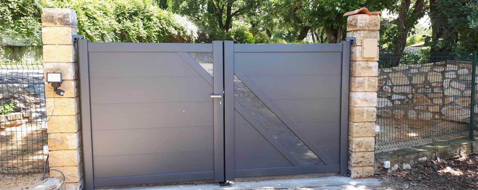 Pose d'un portail 2 vantaux aluminium à Garrigues