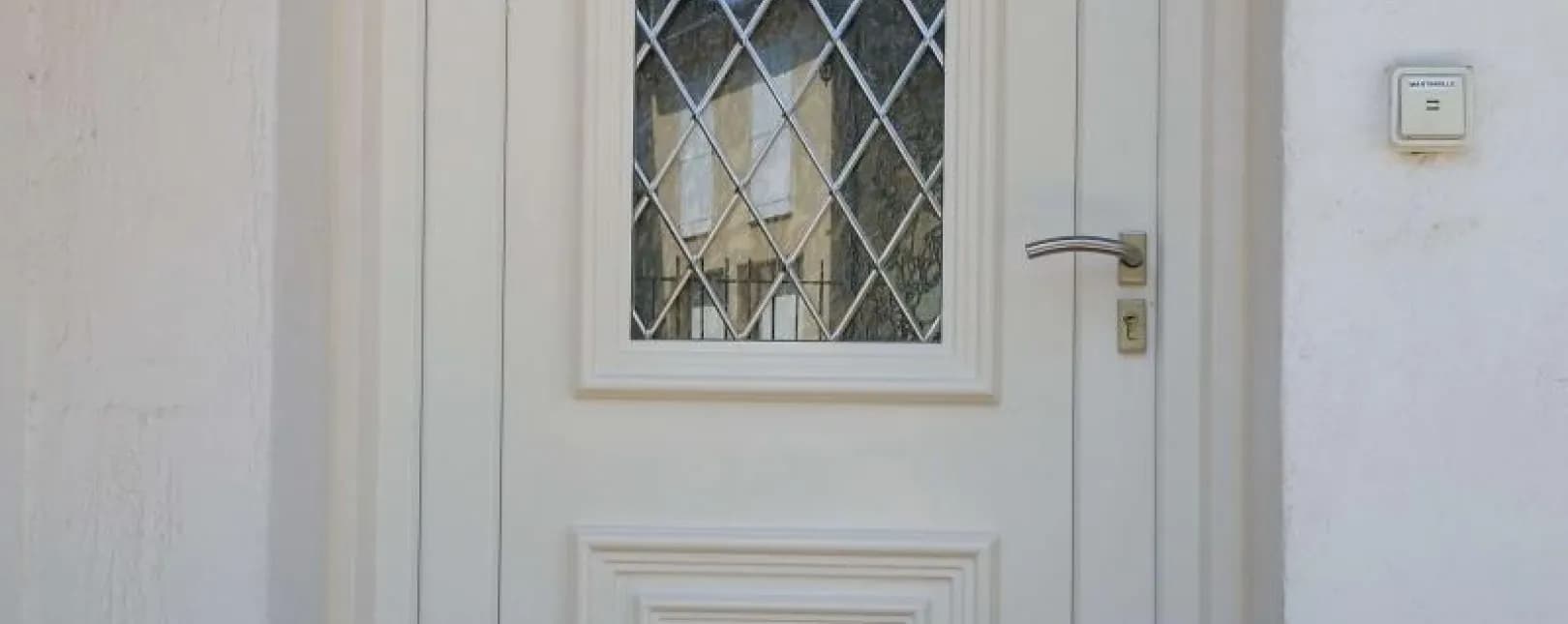 Alès - 30100 - Pose d'une porte d'entrée PVC vitrée sur mesure en rénovation