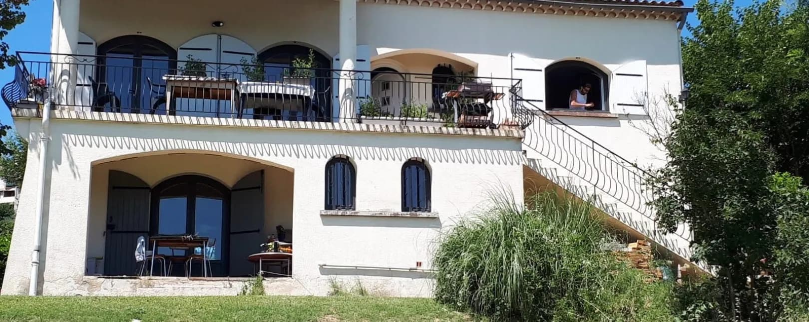 Pose de fenêtres PVC laquées cintrées à Vézénobres