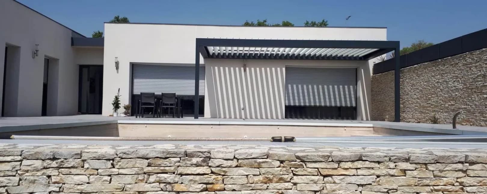 Installation d'une pergola bioclimatique 2 poteaux à Poulx