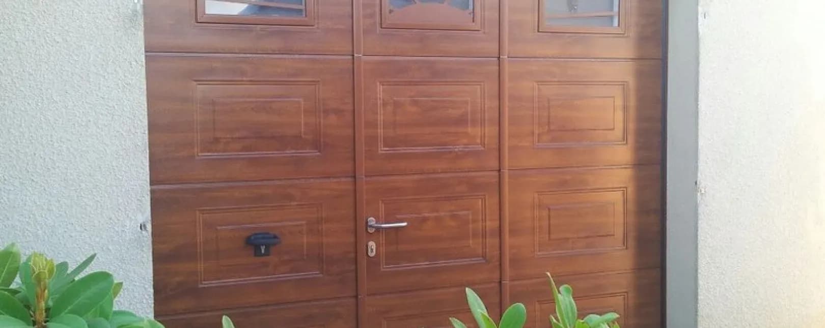 Quissac - 30260 - Pose d'une porte de garage sectionnelle sur mesure avec portillon et motorisée