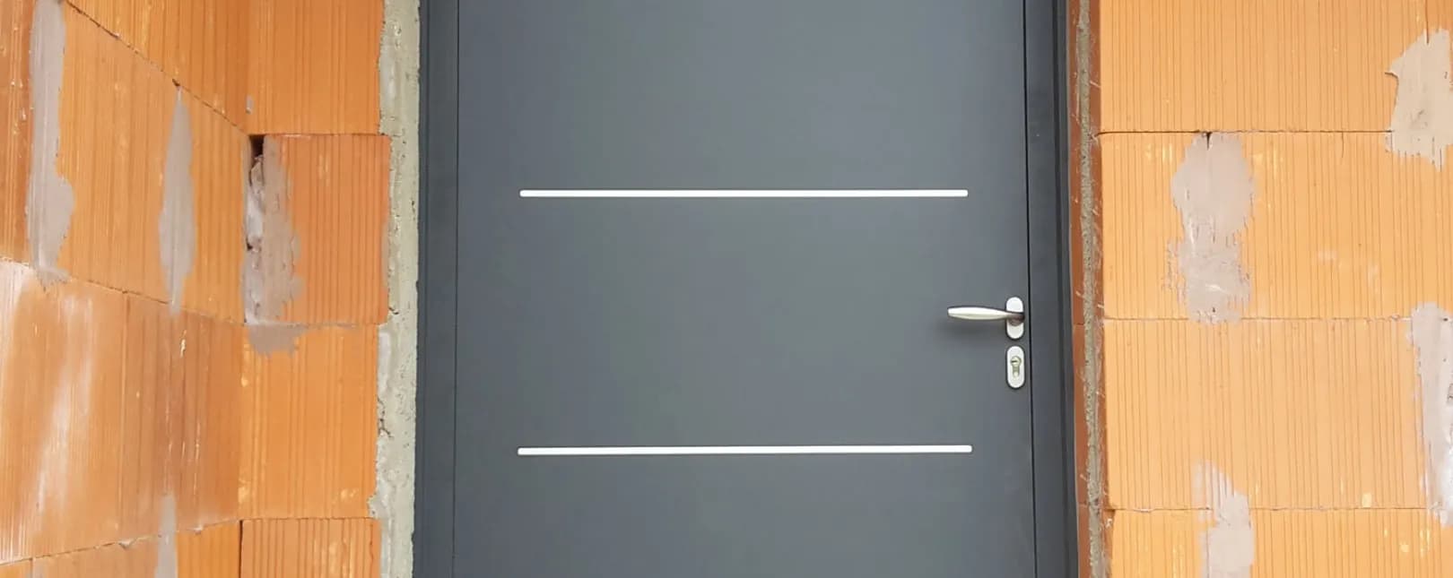 Pose d'une porte d'entrée aluminium monobloc à Boucoiran