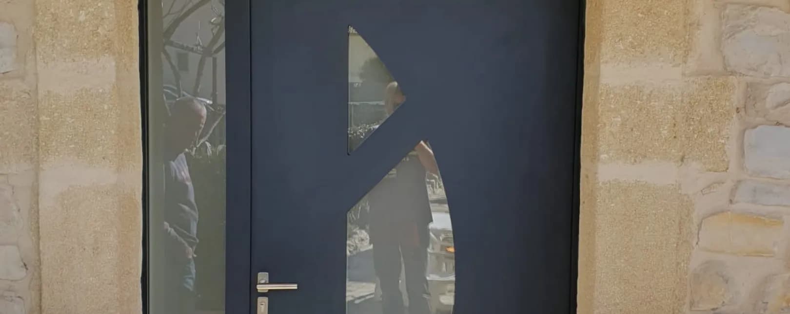 Pose d'une porte d'entrée aluminium monobloc + 1 fixe avec imposte à Moulézan