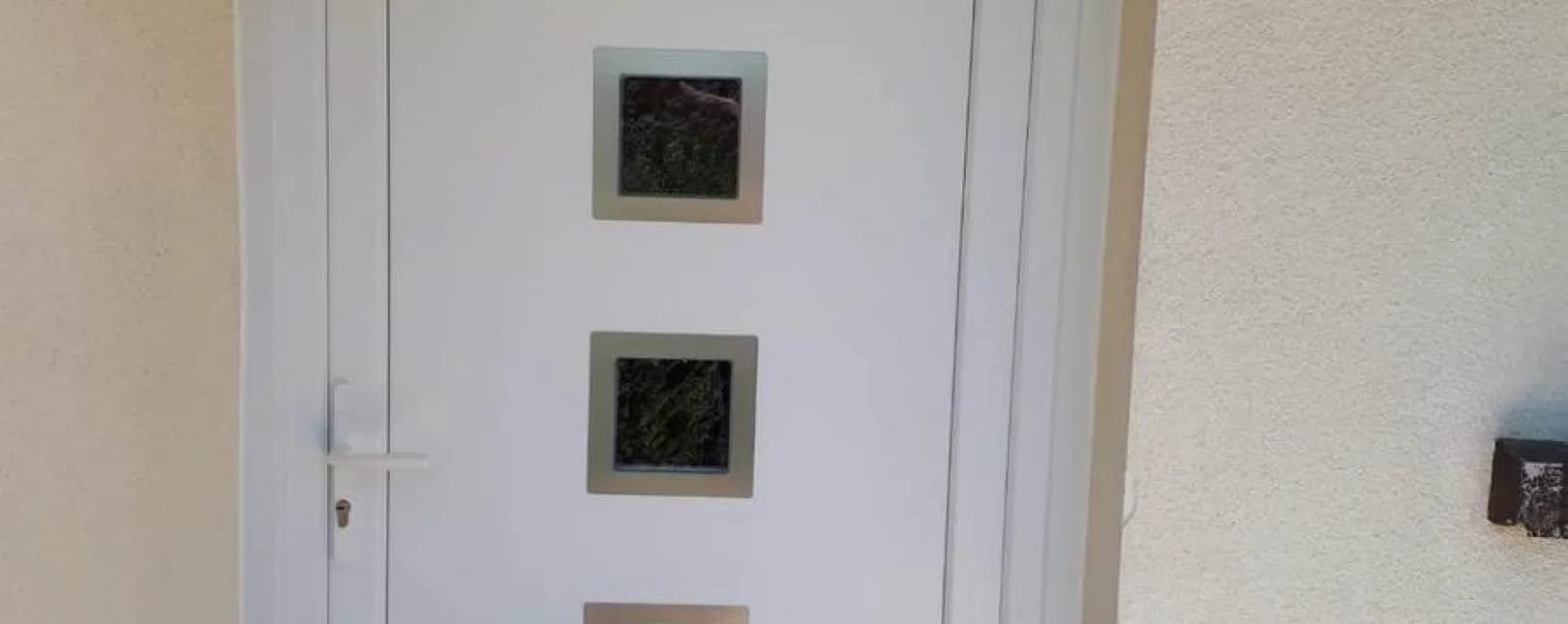 Pose d'une porte d'entrée PVC cintrée à Vézénobres