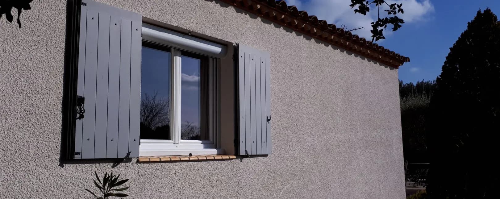 Pose de volets roulants solaires SOMFY RTS à Saint-Maximin
