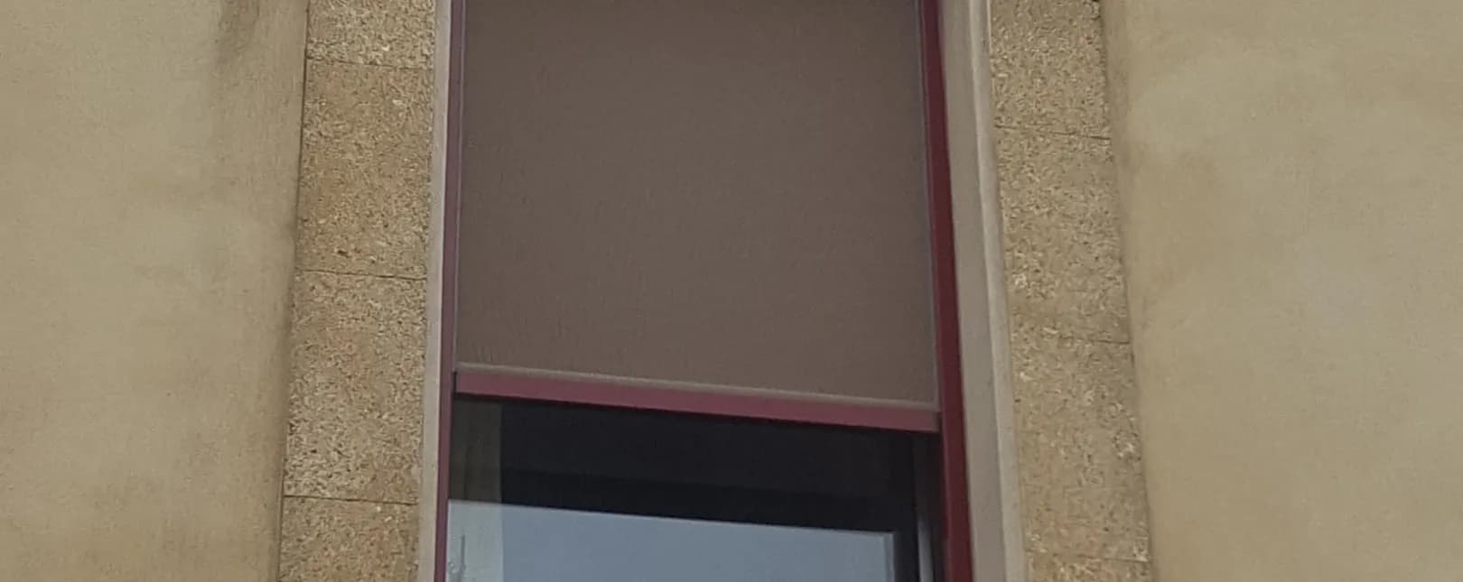 Pose d'un screen ZIP solaire et moustiquaire RAL 3004 à Vauvert
