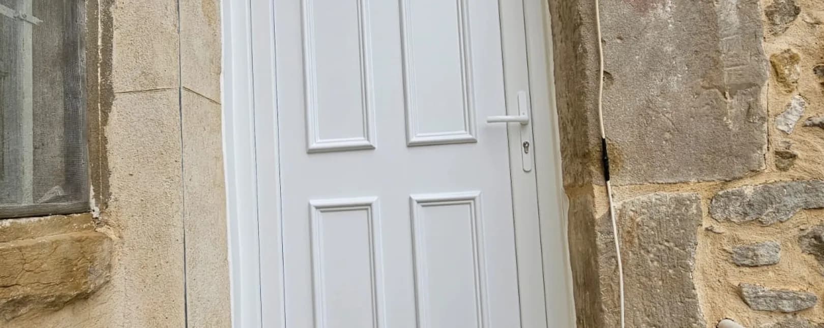 Pose d'une porte d'entrée PVC à Moussac