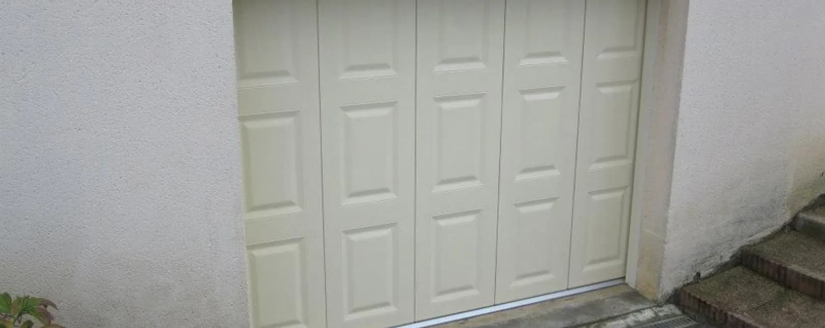 Alès - 30100 - Pose d'une porte de garage coulissante sur mesure et motorisée
