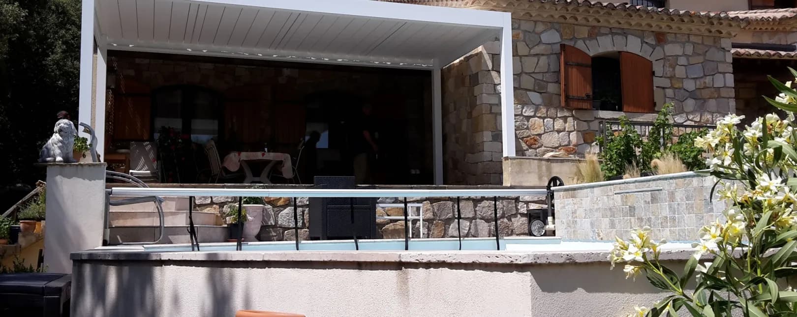 Pose d'une pergola bioclimatique 4 poteaux blanche à Quissac