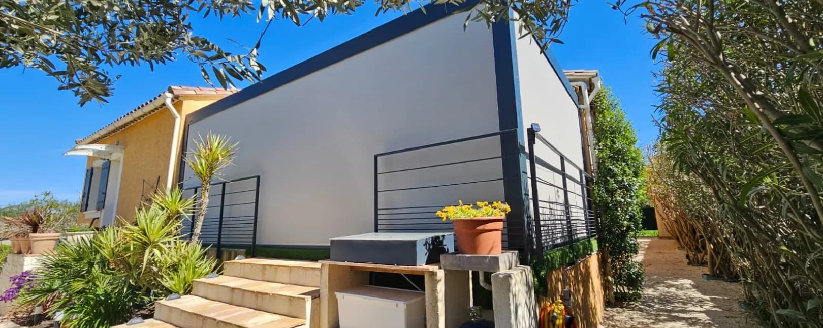 Pergola bioclimatique haut de gamme avec rideaux de verre et stores screen motorisés à Moulezan (30)