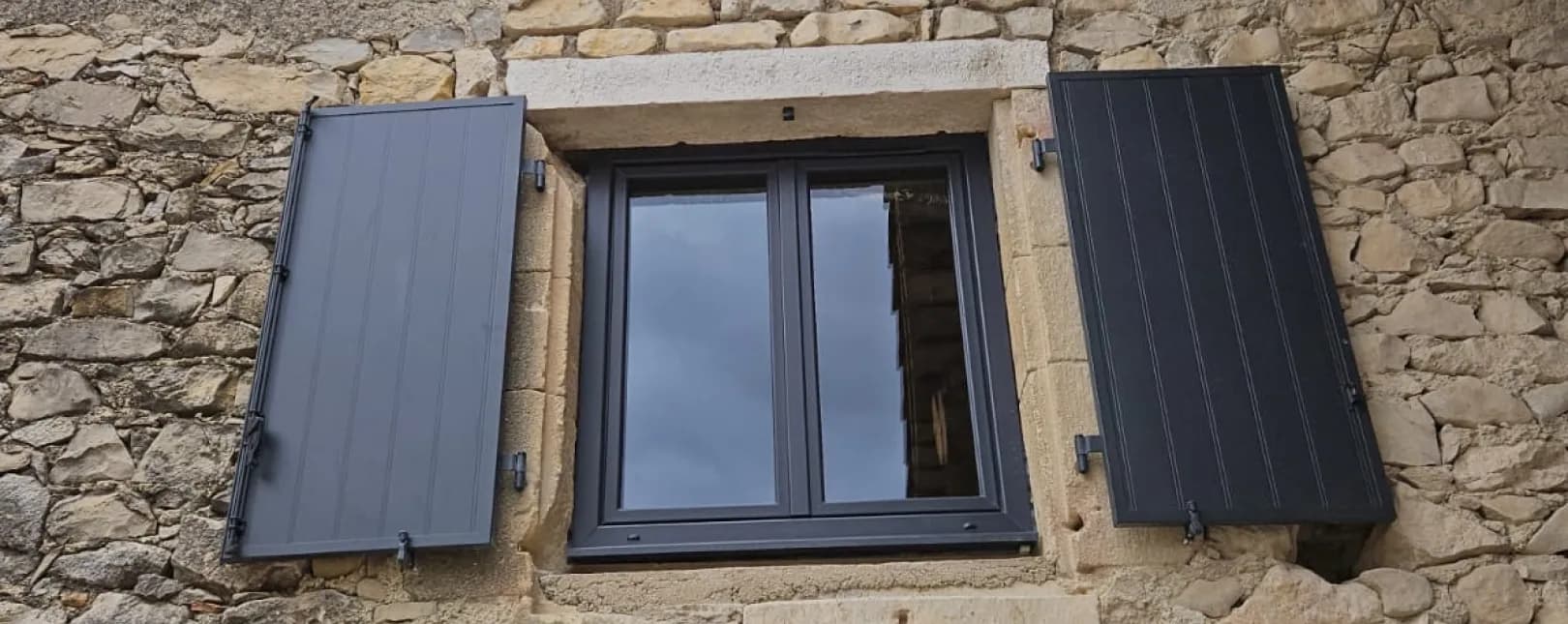Pose de volets battants aluminium RAL 7016 à Moulézan