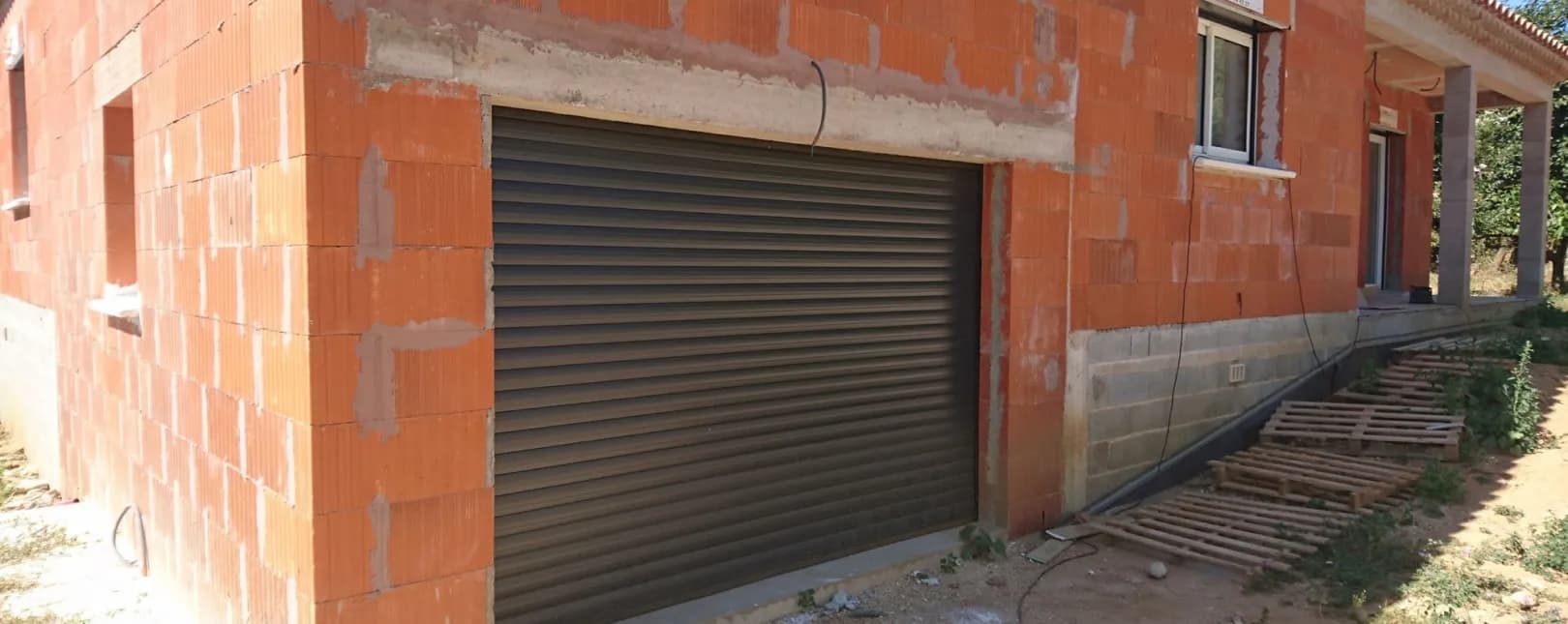 Pose d'une porte de garage enroulable aluminium à Boucoiran
