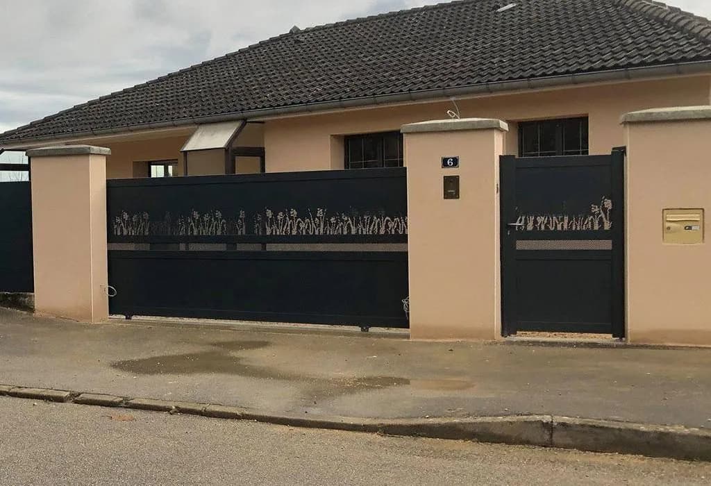 Beaucaire - Réalisation d'un Portail Coulissant Aluminium RAL 7016 avec Motorisation Somfy
