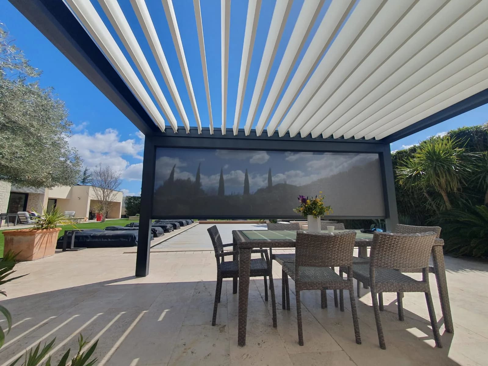 Uzès - Installation d'une pergola bioclimatique B-160 XL avec screen ZIP pour un confort optimal