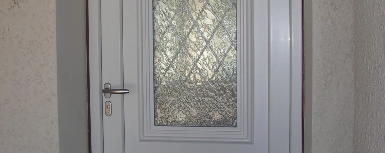 Pose d'une porte d'entrée PVC en rénovation à Saint-Chaptes