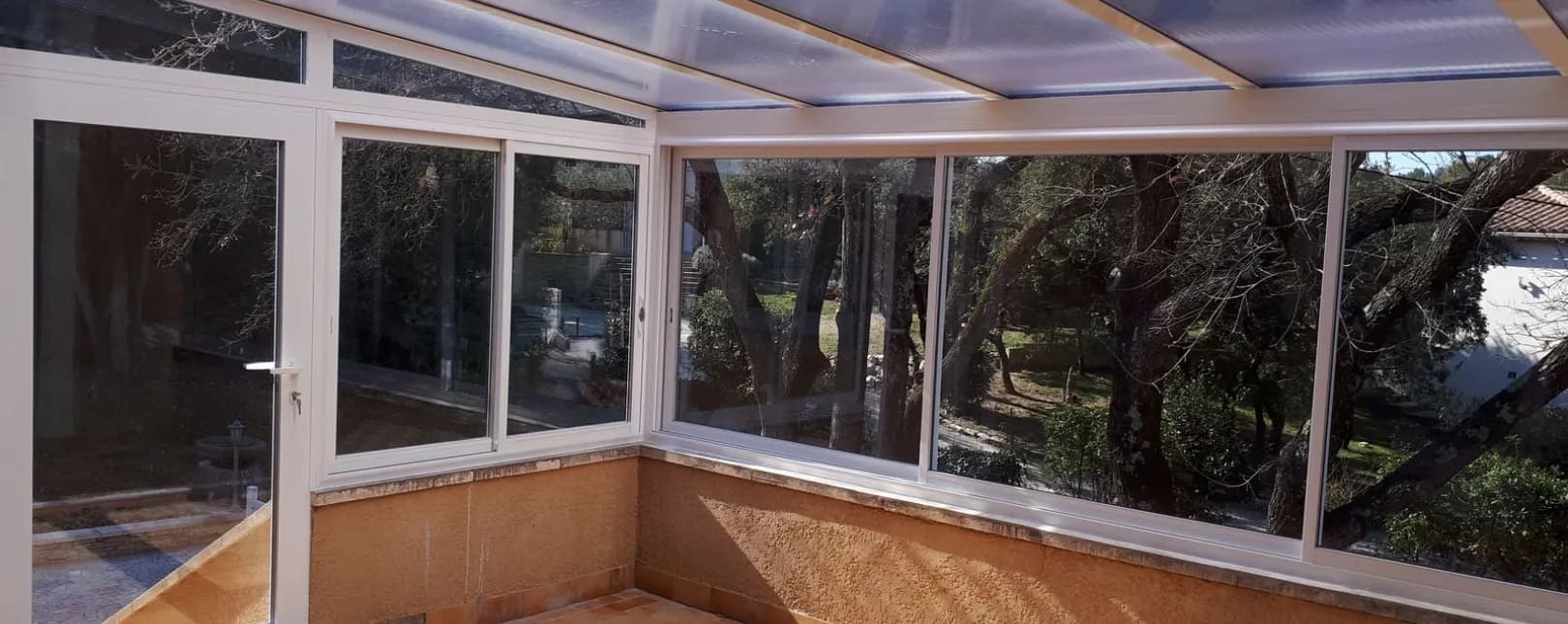 Réalisation d'une véranda avec toiture transparente à Nages-et-Solorgues