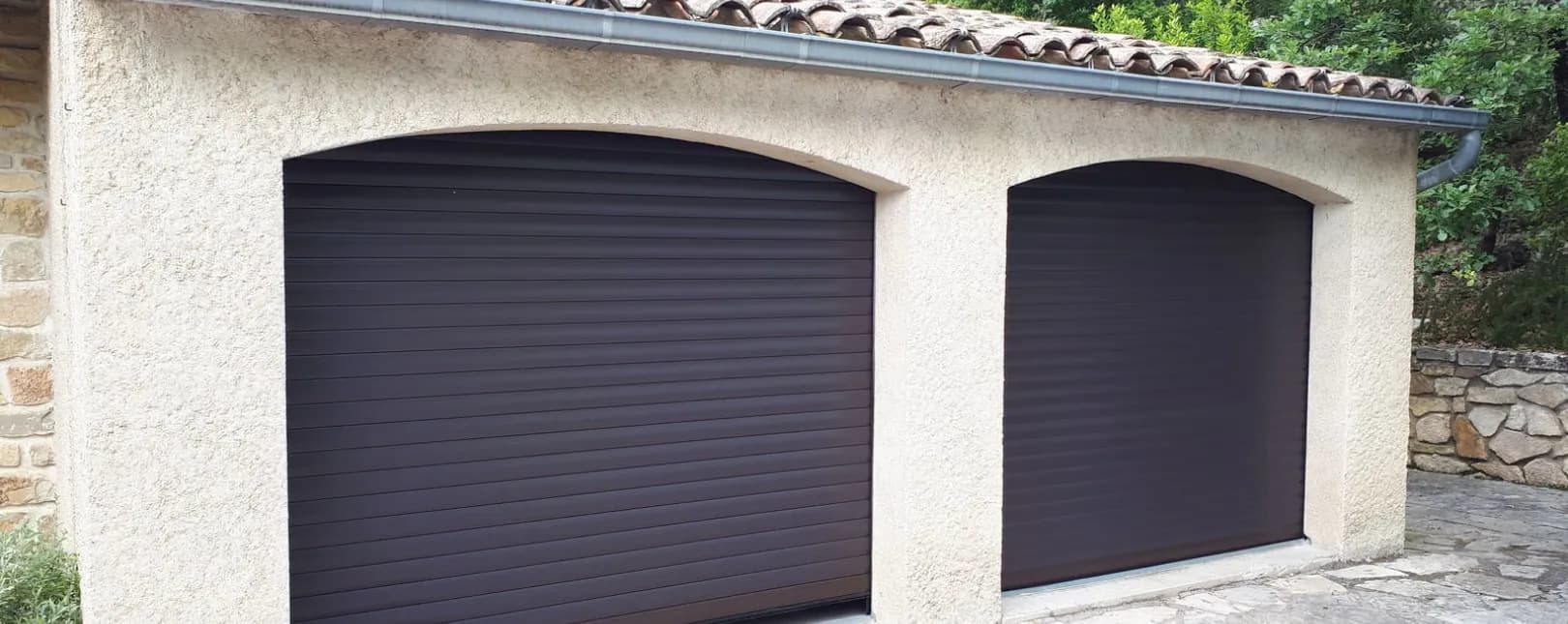 Pose d'une porte de garage enroulable RAL 7016 à Cruviers-Lascours