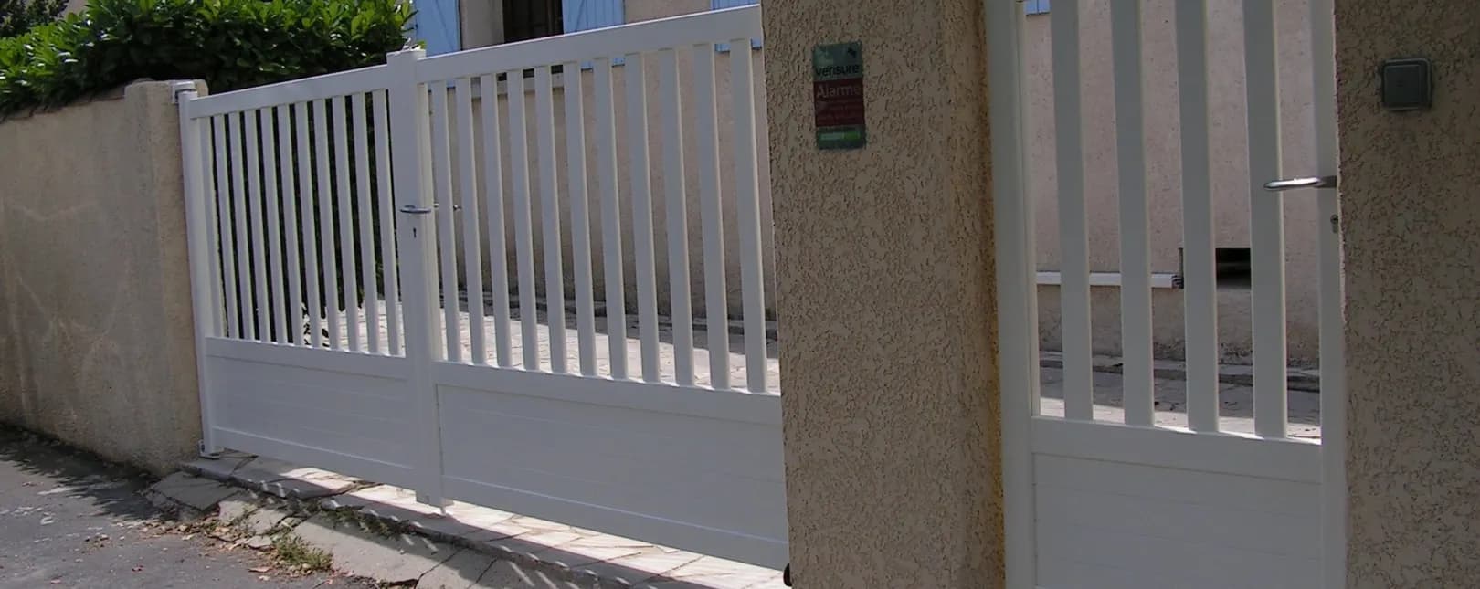 Pose d'un portail et de deux portillons aluminium à La Calmette