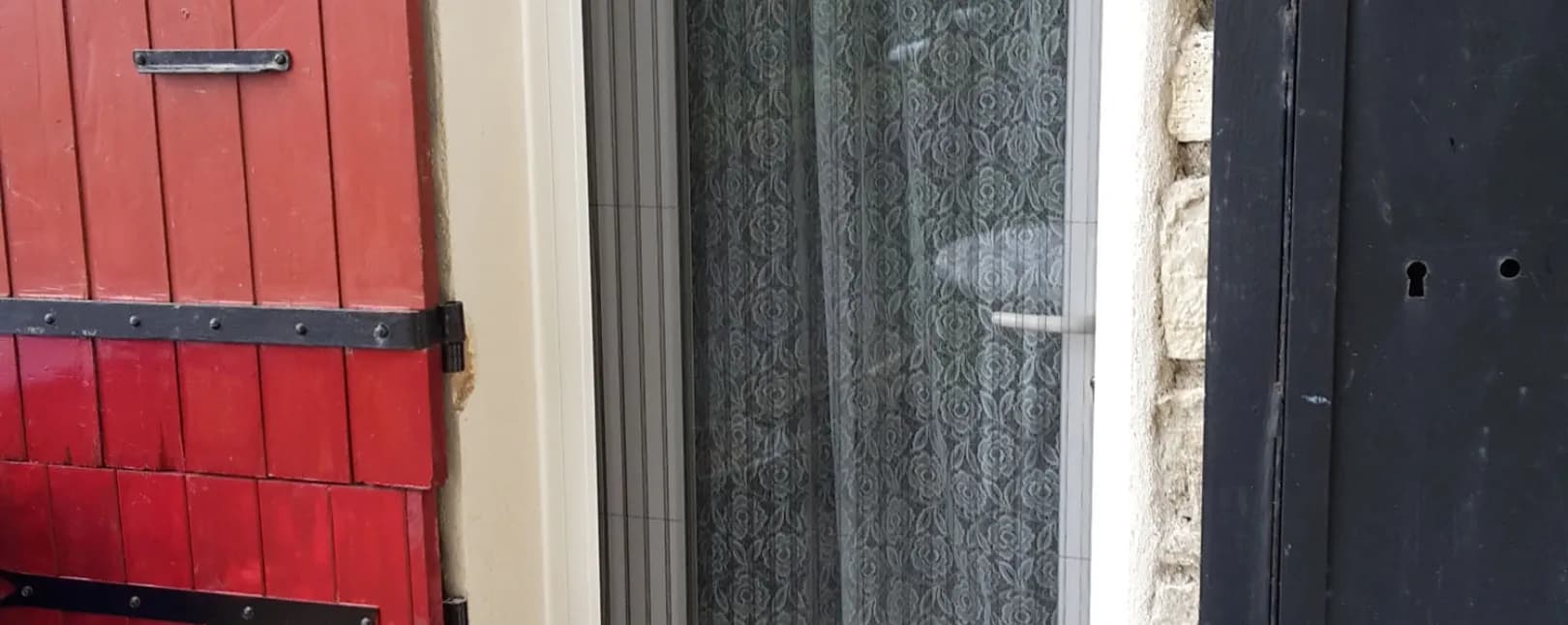 Pose d'une moustiquaire porte PLISSEA sur mesure à Cruviers