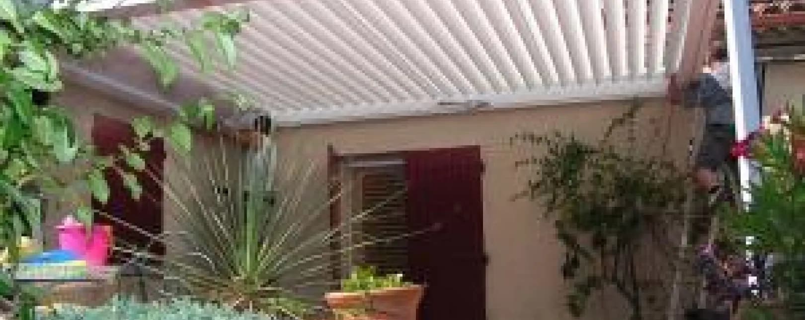 Sauzet - 30190 - Pose d'une pergola bioclimatique Brustor