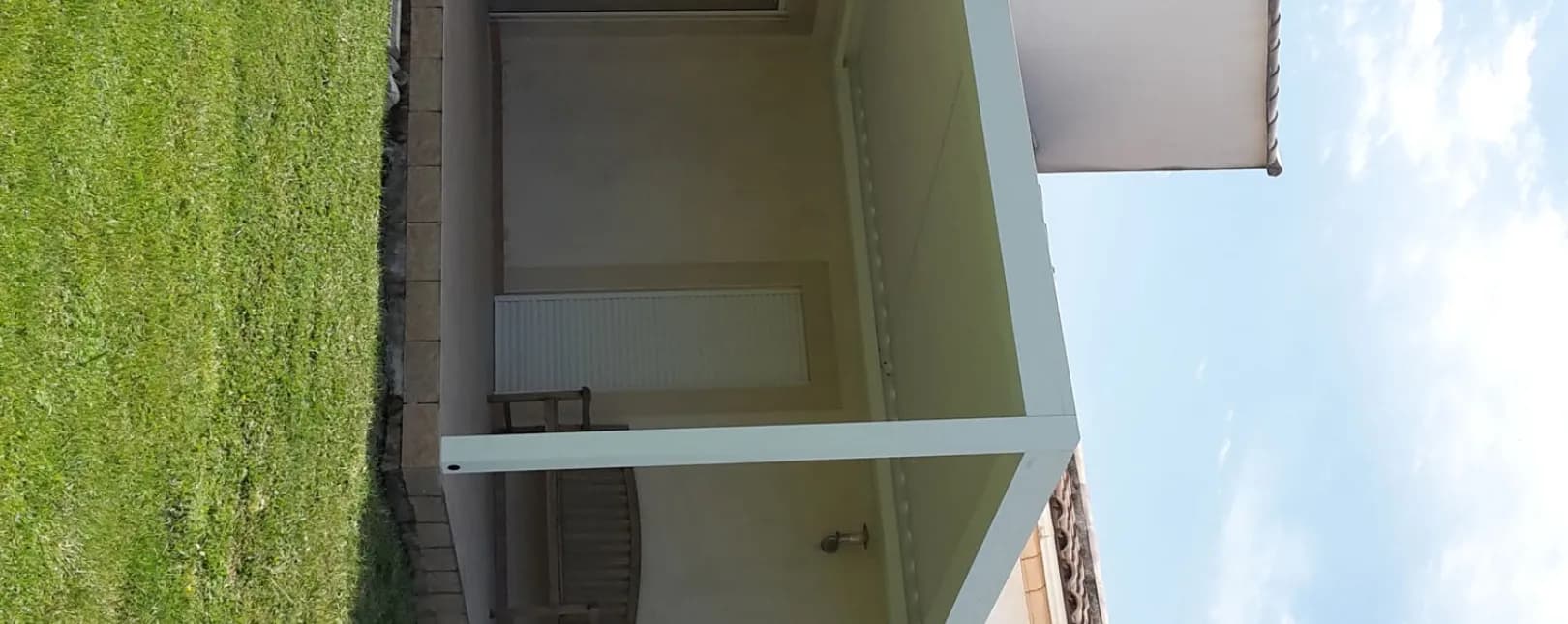 Pose d'une pergola bioclimatique B200 XL blanche avec un seul poteau à Castelnau-Valence