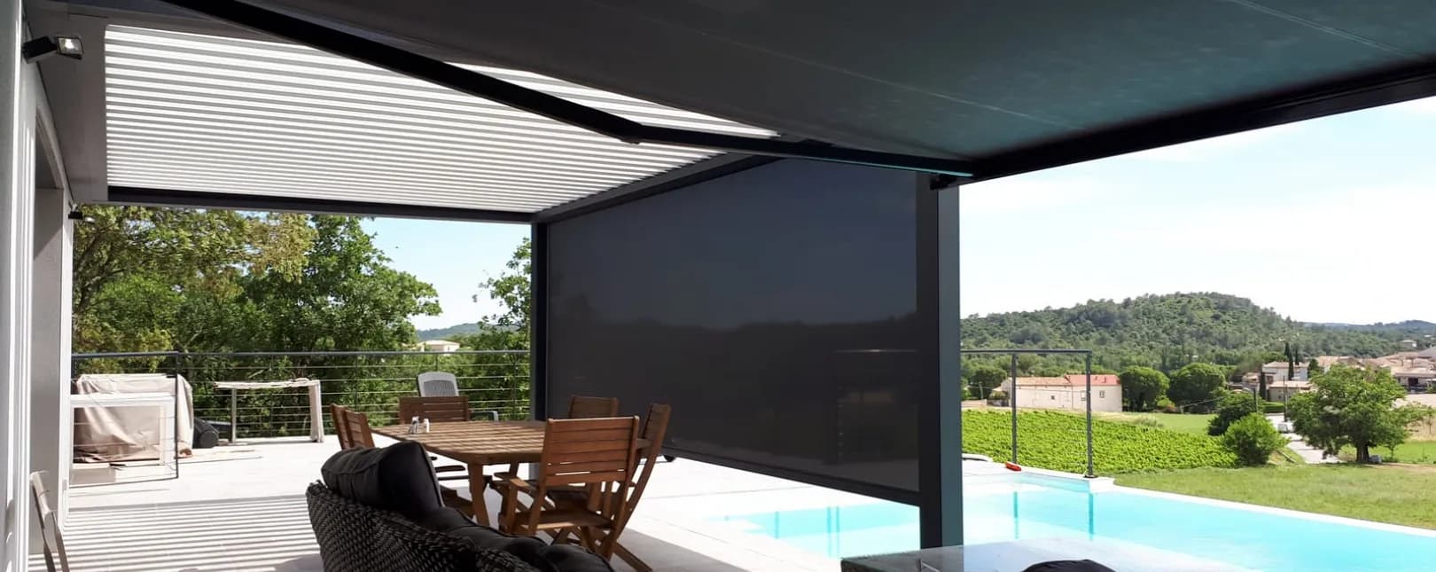 Pose d'une pergola bioclimatique 2 poteaux 1 screen à Domessargues