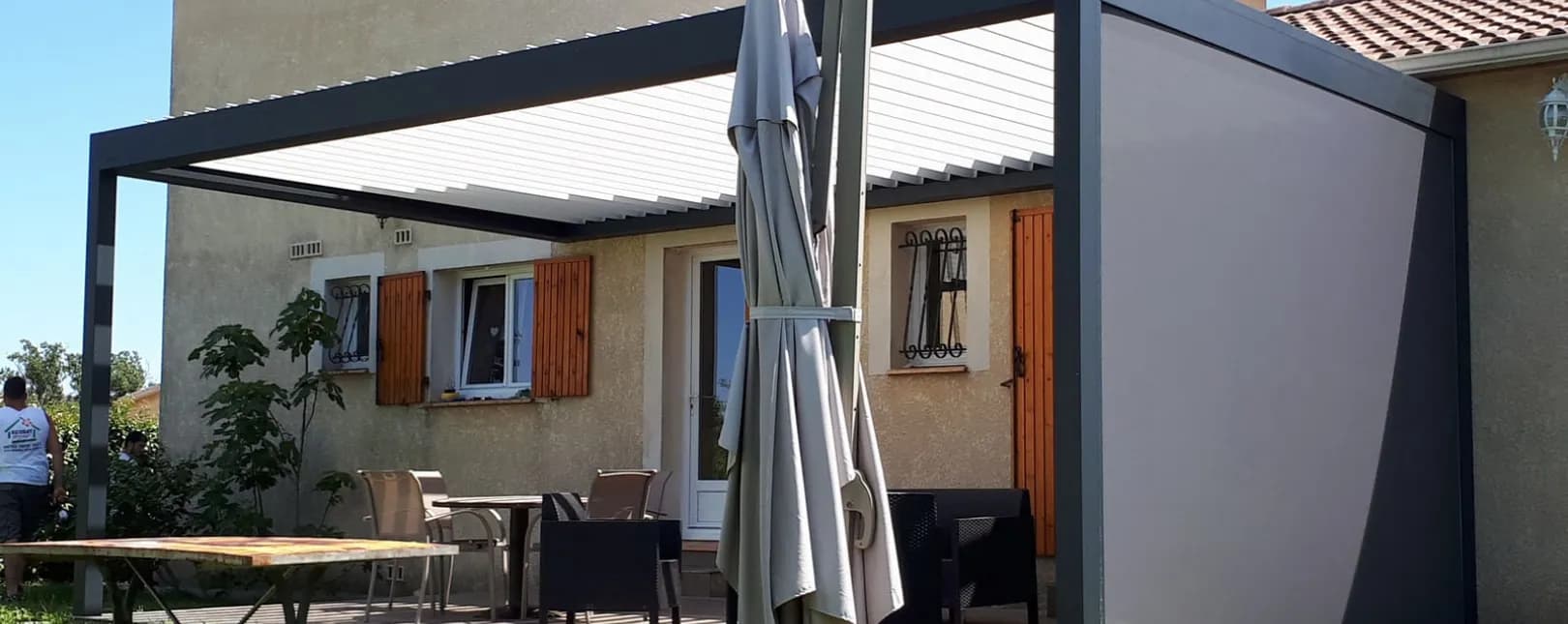 Installation d'une pergola 3 poteaux et 1 screen à Saint-Julien-les-Rosiers