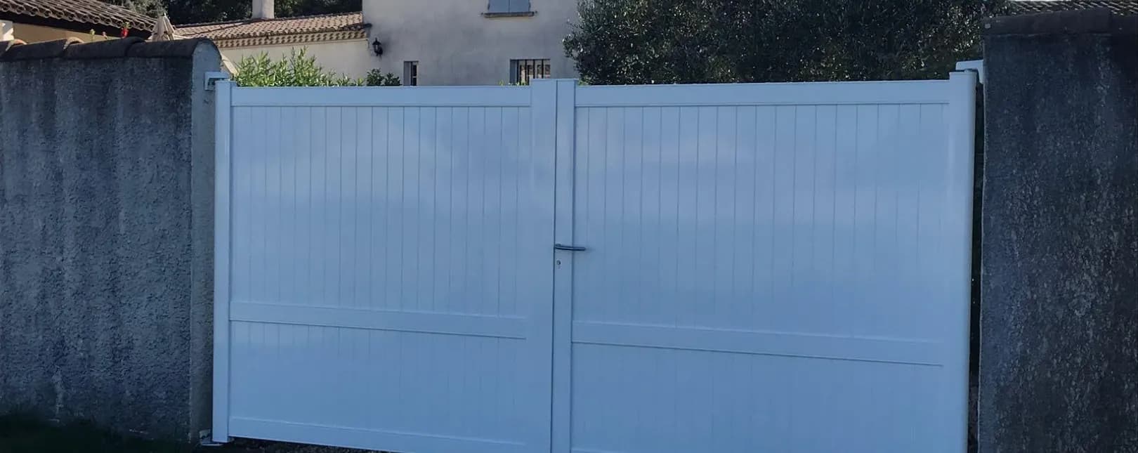 Pose d'un portail 2 vantaux aluminium à La Calmette