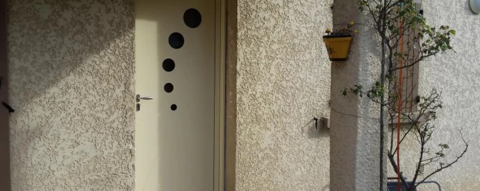 Cruviers-Lascours - 30360 - Pose d'une porte d'entrée sur mesure Aluminium
