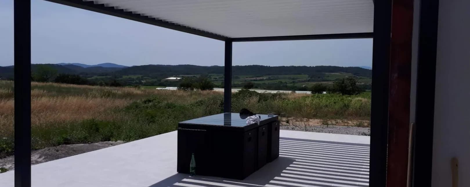 Installation d'une pergola 4 poteaux avec 1 screen à Mauressargues