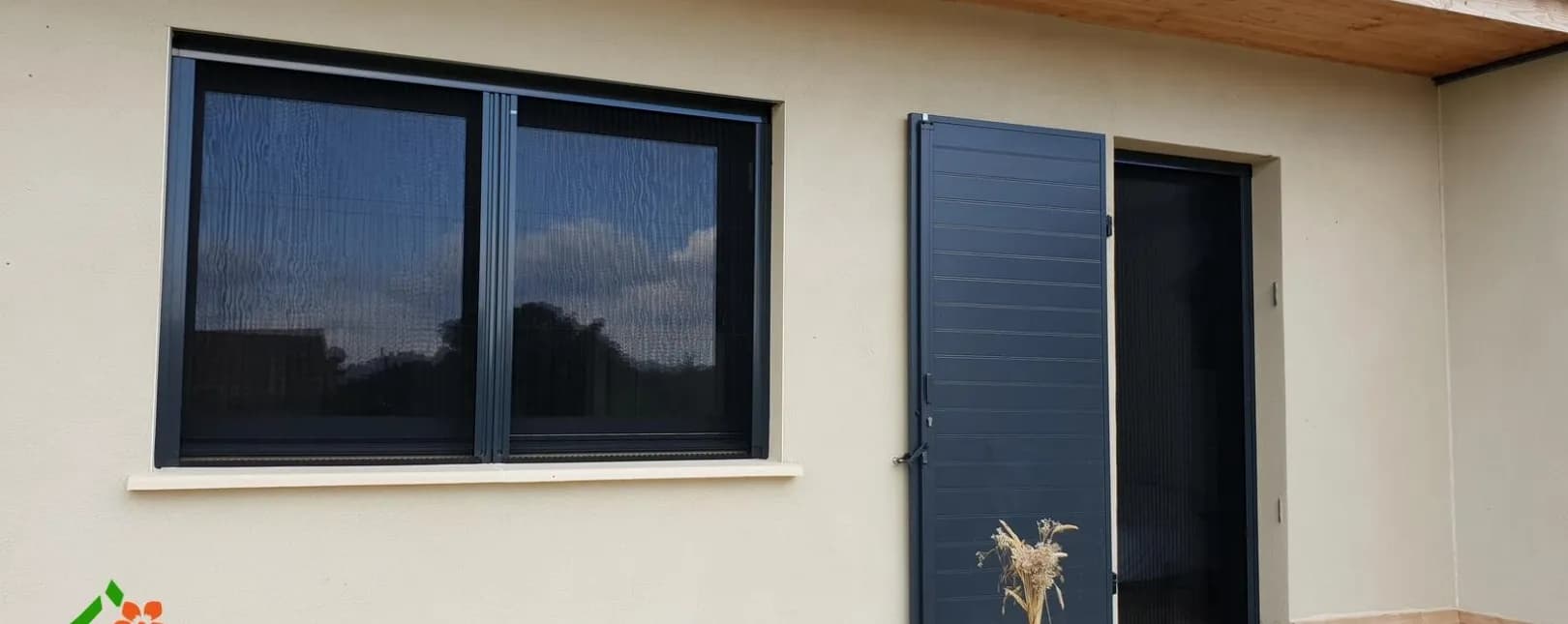 Pose de moustiquaires plissées RAL 7016 à Uzès