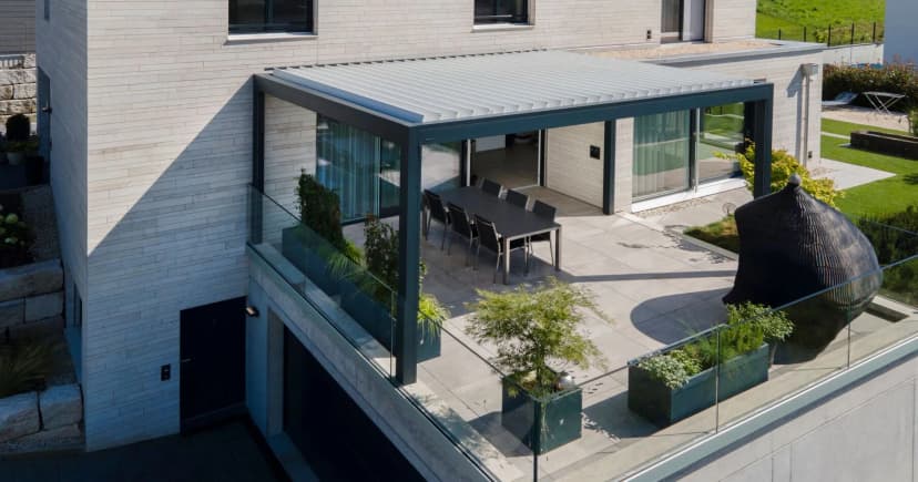 Comment une pergola bioclimatique transforme-t-elle votre terrasse dans le Gard ?
