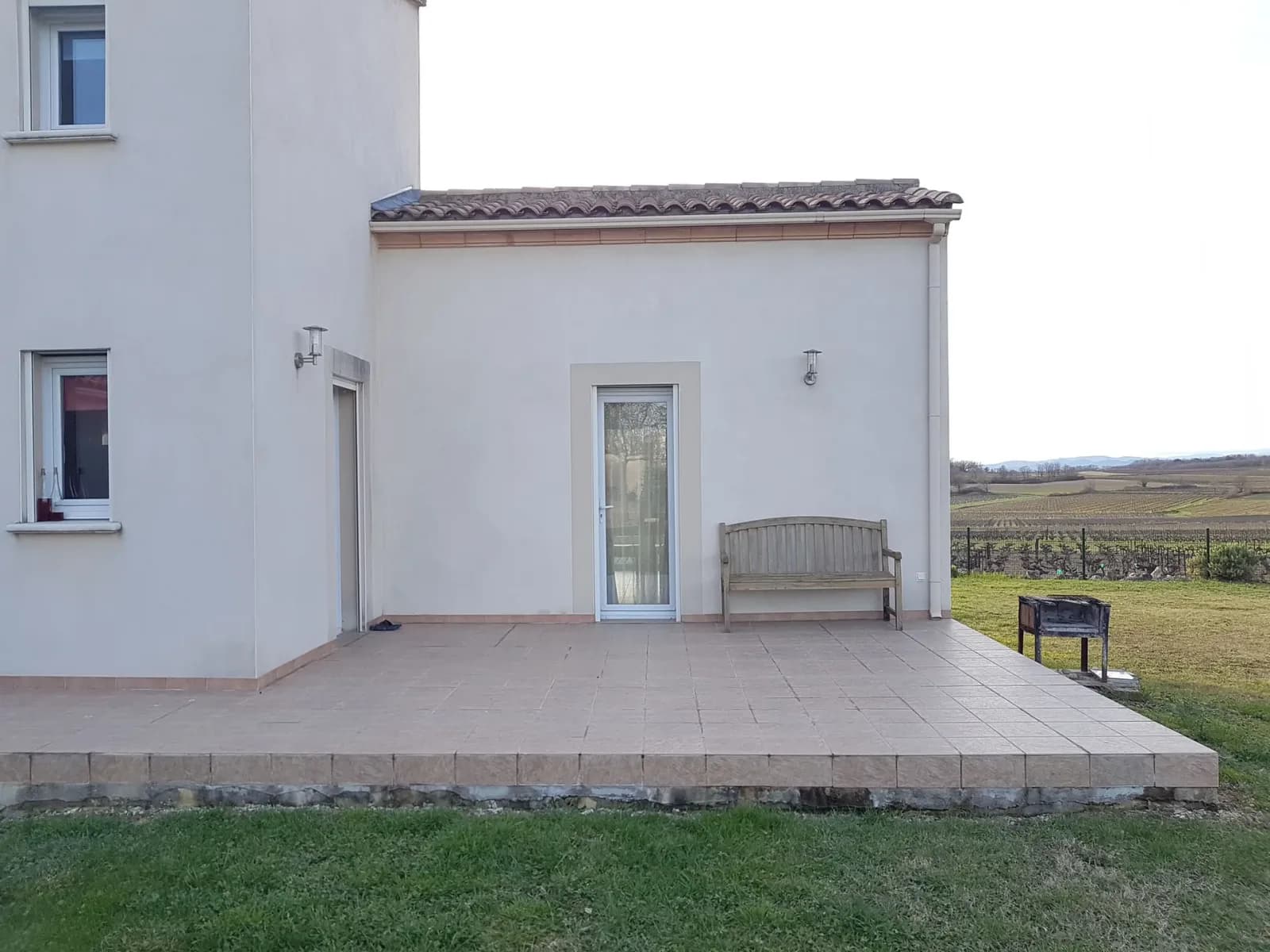 Avant travaux — Pose d'une pergola bioclimatique B200 XL blanche avec un seul poteau à Castelnau-Valence