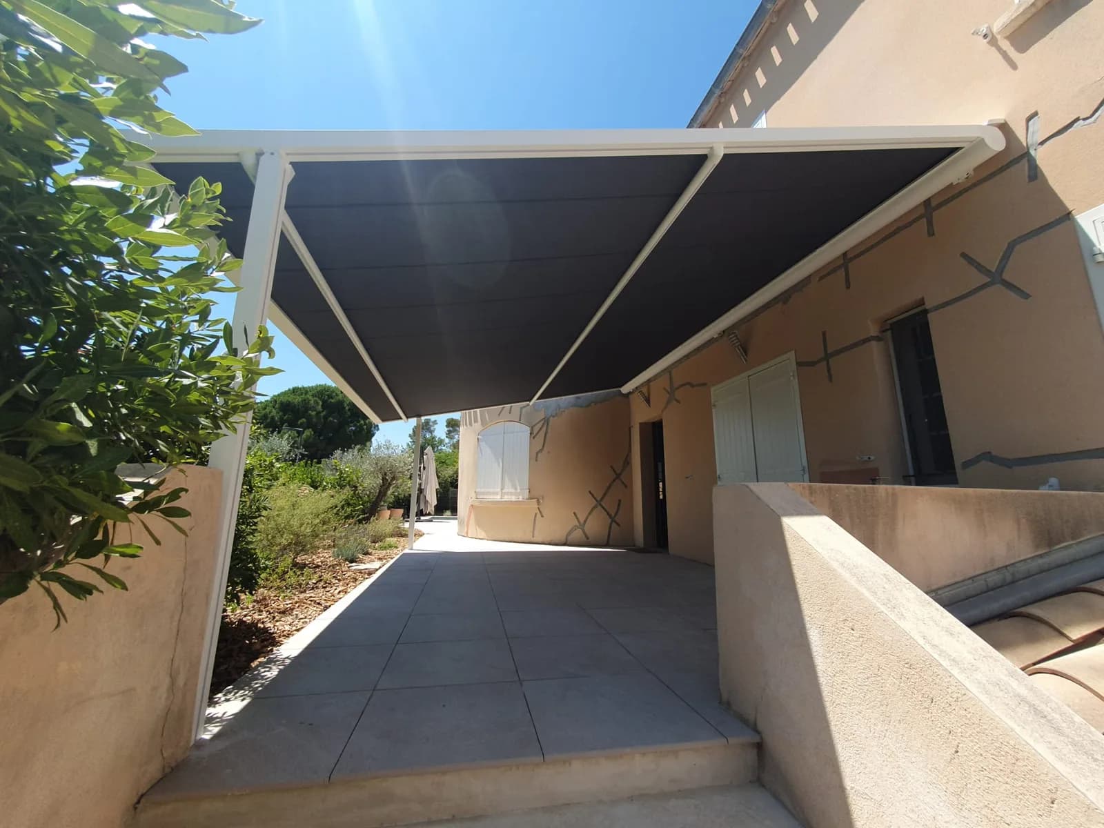 Pergola à toile rétractable blanche sur terrasse ensoleillée à CLAPIERS.