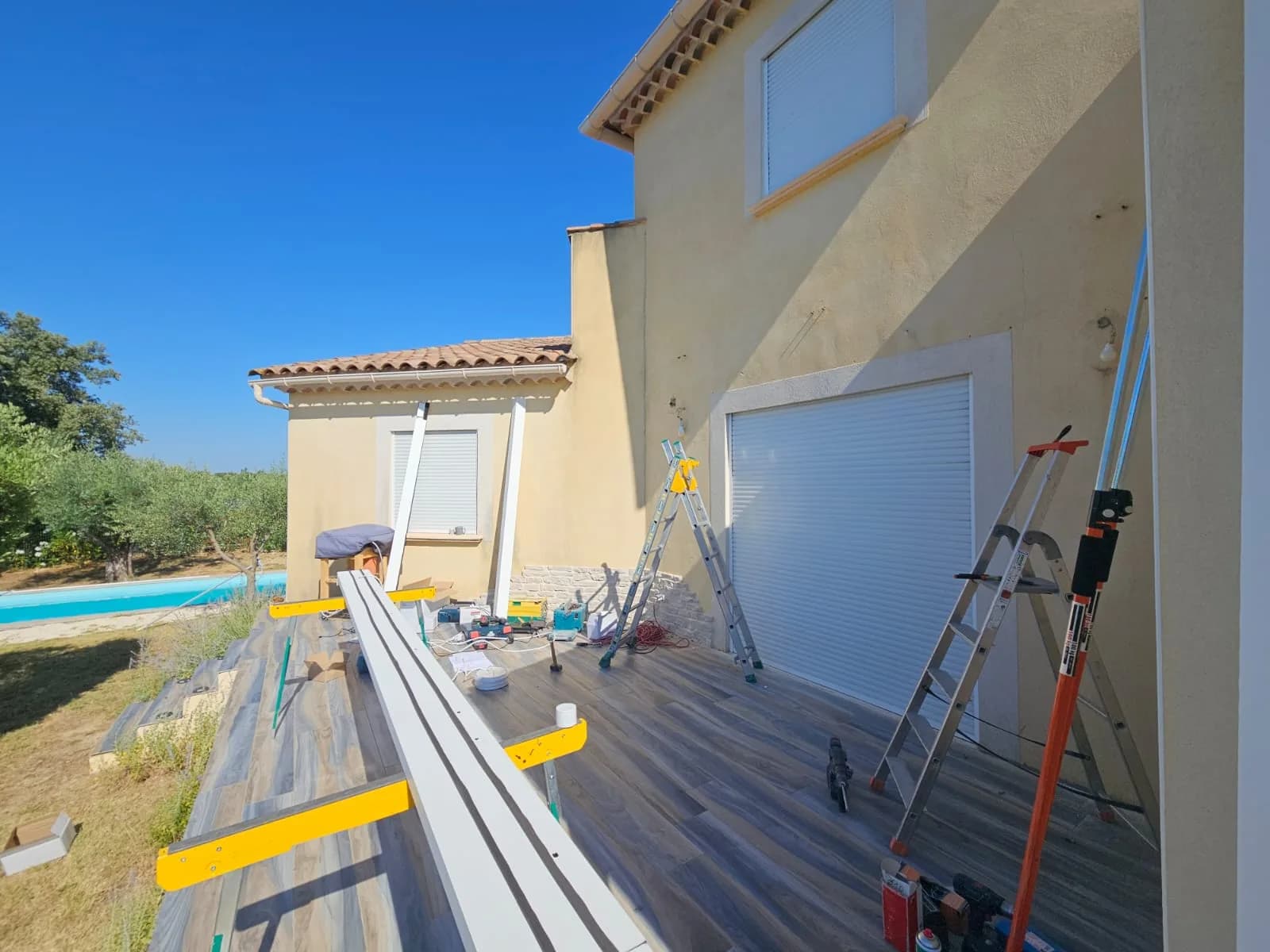 Avant travaux — Garrigues Sainte Eulalie - Pergola blanche Brustor avec screens