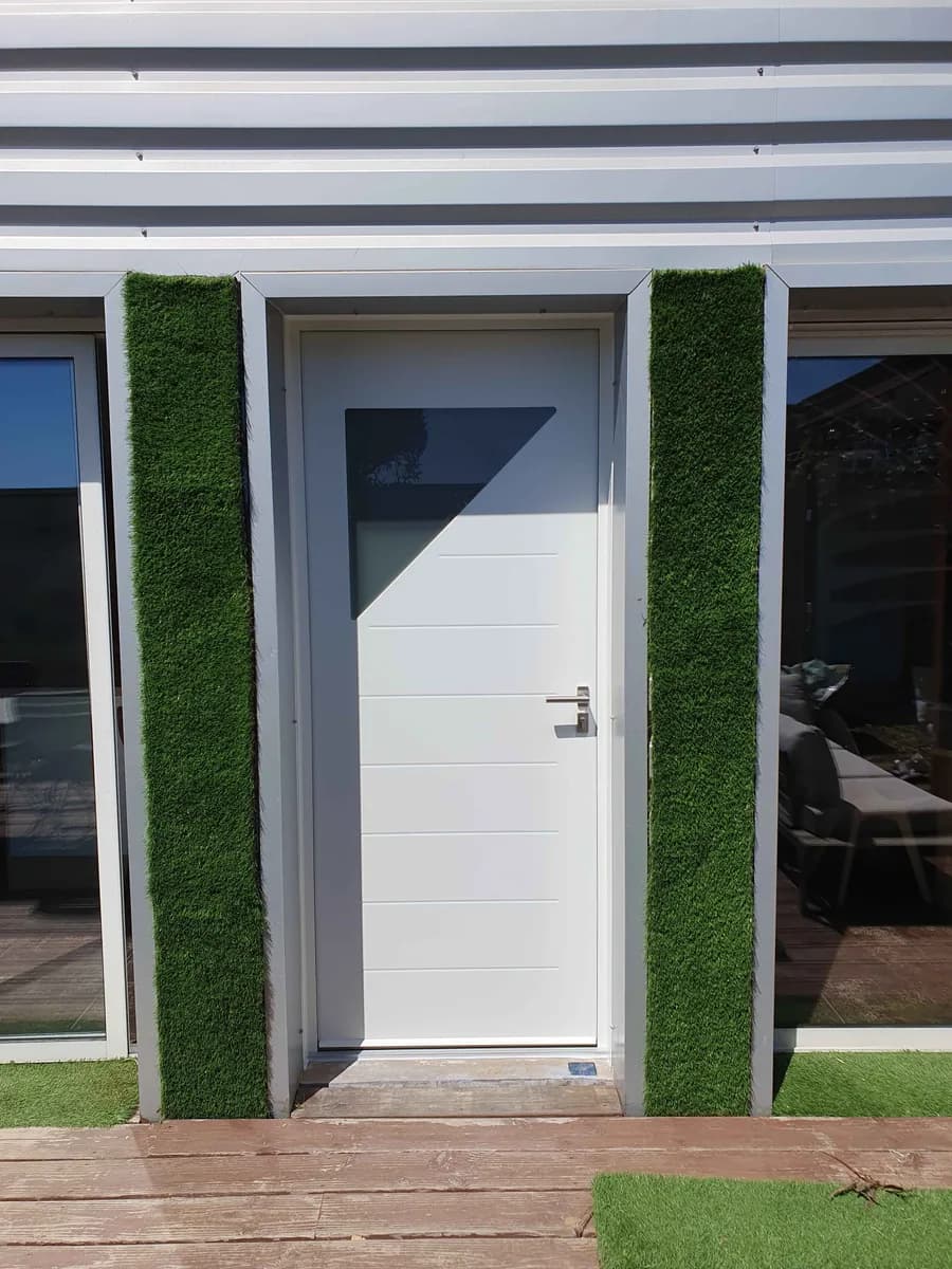LA CALMETTE - Installation d'une Porte d'Entrée Acier Modèle Oregon avec Vitrage Sablé