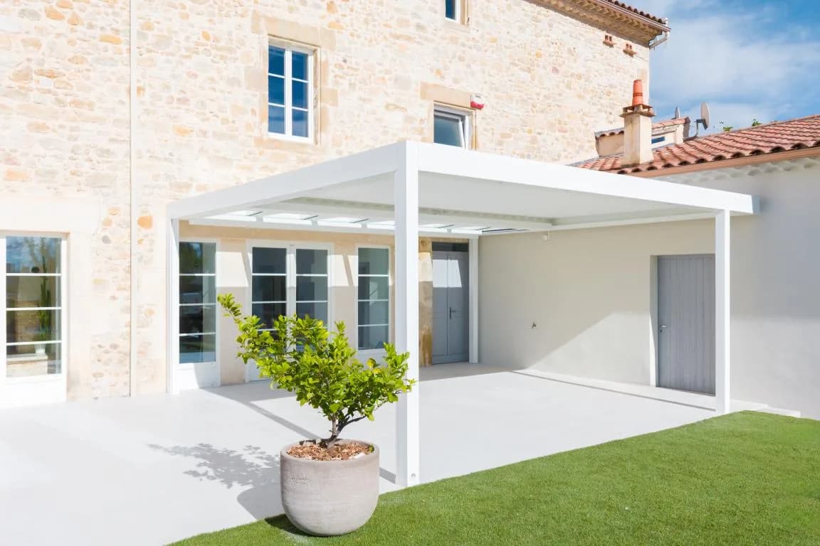 MOUSSAC - Installation d'une pergola bioclimatique B720 avec vitrages et store intégré