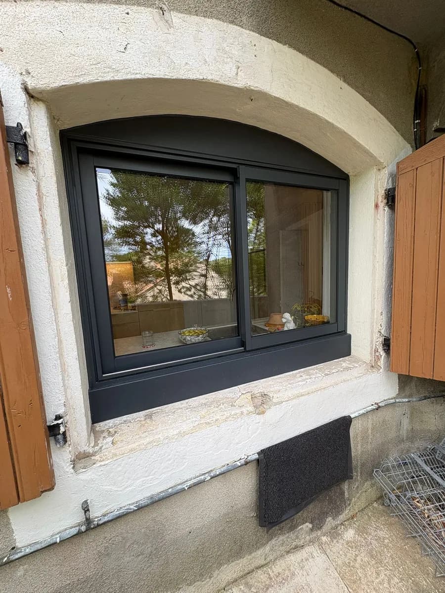 Nîmes - Fenêtres aluminium bicolores et menuiserie cintrée sur mesure