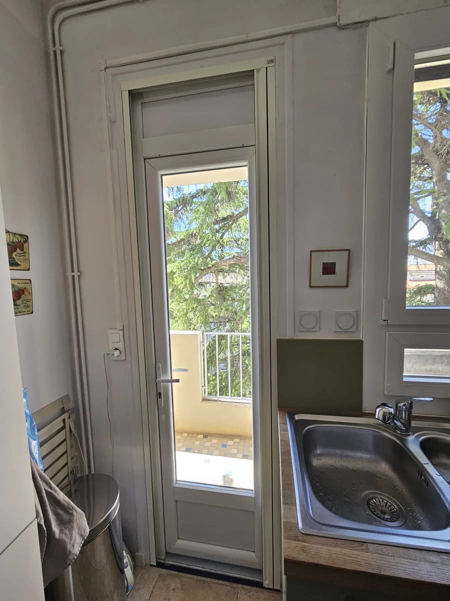 Nîmes - Installation de moustiquaire plissée pour porte s'ouvrant vers l'extérieur