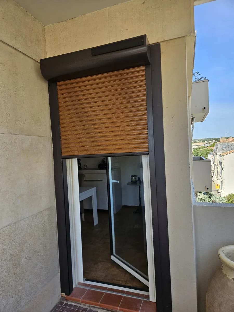 Nîmes - Installation d'un volet roulant solaire Profalux en applique