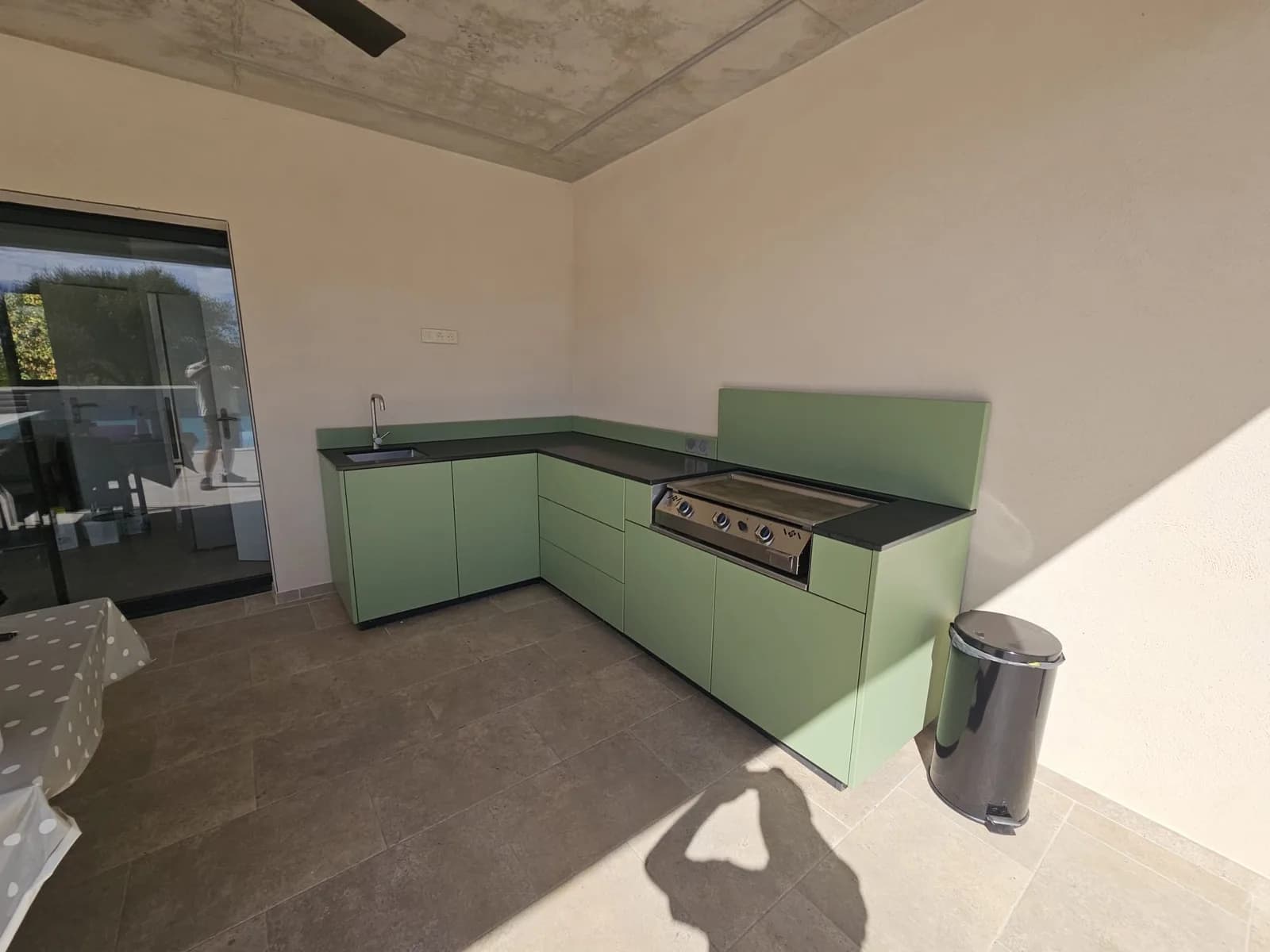 SAINT CHRISTOL LES ALES - Installation d'une cuisine extérieure ASPIC moderne