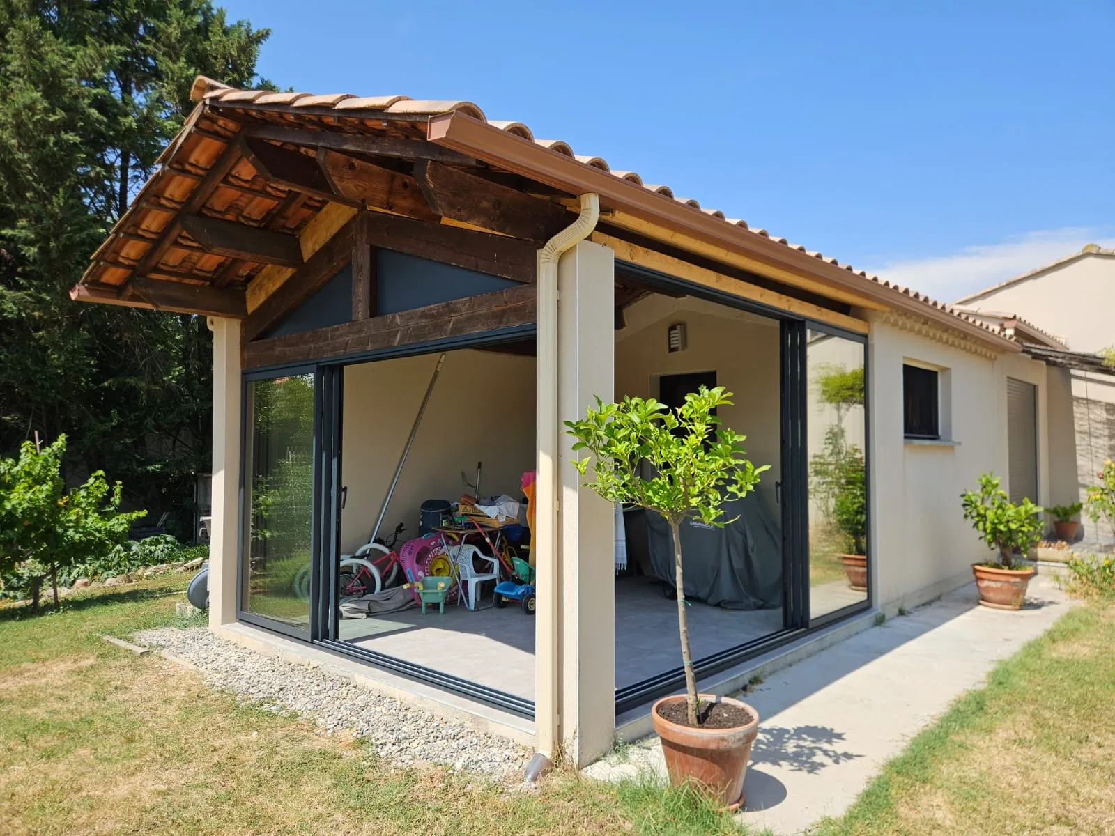 Fermer une terrasse couverte : étude de cas à Saint-Césaire-de-Gauzignan (30)