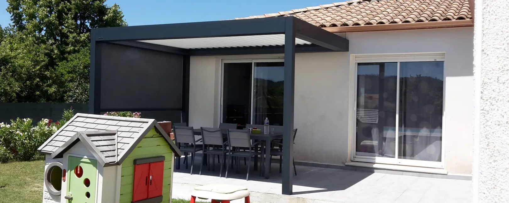Pose d'une pergola bioclimatique BRUSTOR B200 en fixation murale à Clarensac