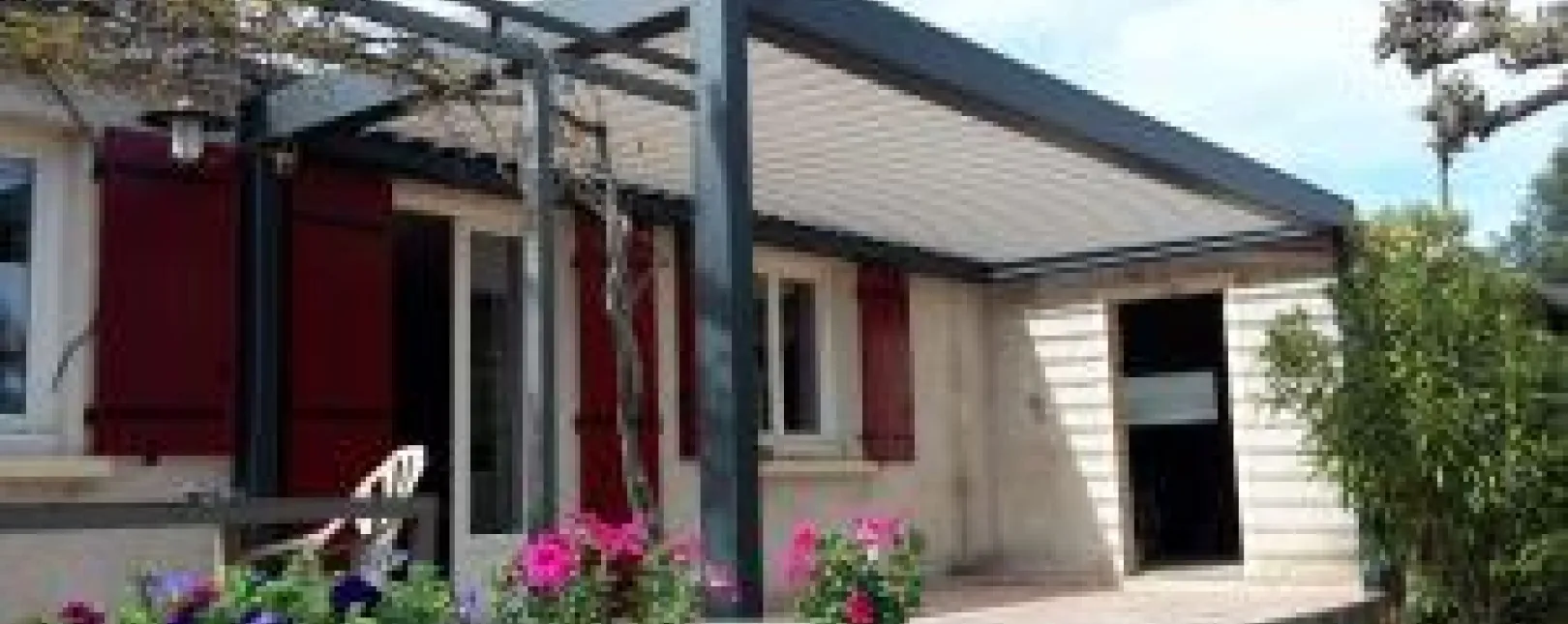 Pose d'une pergola bioclimatique à Monteils (30360)