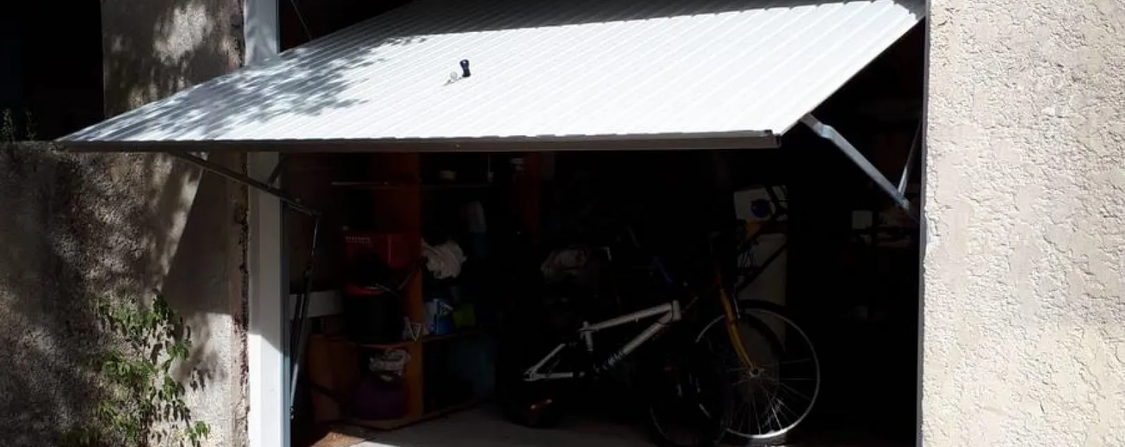 Pose d'une porte de garage basculante NOVOFERM à Valliguières