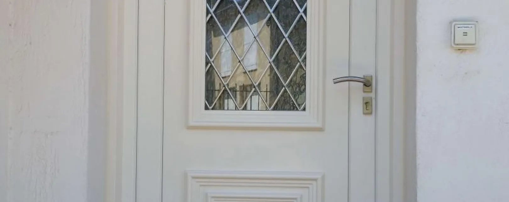 Alès - 30100 - Pose d'une porte d'entrée PVC vitrée sur mesure en rénovation