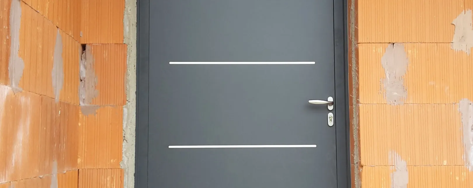Pose d'une porte d'entrée aluminium monobloc à Boucoiran