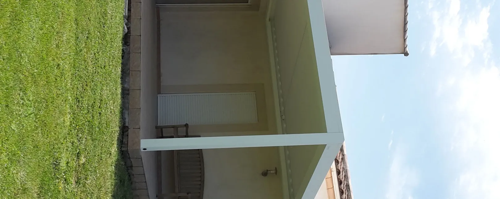 Pose d'une pergola bioclimatique B200 XL blanche avec un seul poteau à Castelnau-Valence