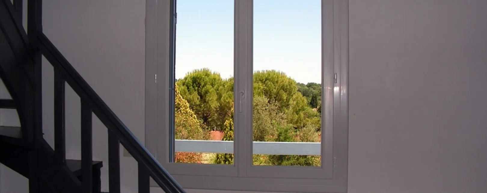 Pose de menuiseries PVC sur mesure en rénovation à Nîmes