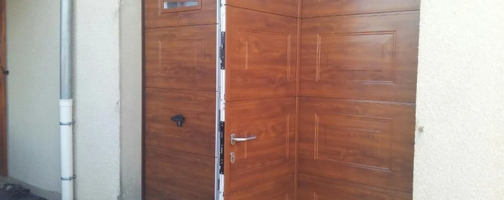 Cardet - 30350 - Pose d'une porte sectionnelle sur mesure avec portillon et motorisée